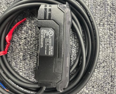 KEYENCE FS-N11P PNP出力メインユニットのケーブルタイプを持つデジタル光ファイバーセンサー